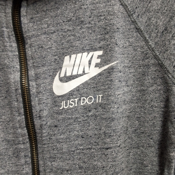 Nike Gray Sweatshirt Cozy and Stylish - Picture 5 of 9